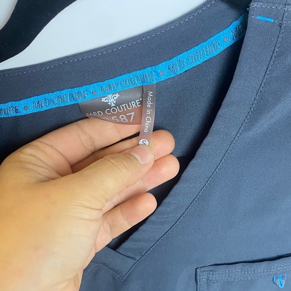 Med Couture Charcoal Scrub Top with Teal Trim 3 pockets size small - Picture 2 of 7